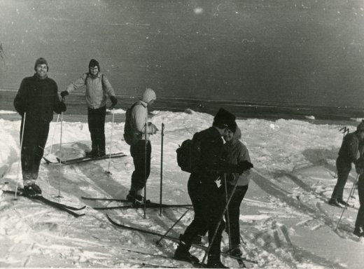 Slēpotāji Kalngalē, 1961.gadā. Foto G.Pūka.
